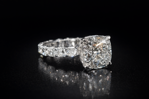 Anillo de Compromiso con Diamante Cultivado en Laboratorio de Corte Cojín de 4.00 CTW, Banda Pavé, Certificado IGI, Oro de 14K, Anillo de Lujo para Novia - Product Image 2