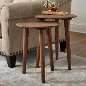 Mesa auxiliar clásica de madera maciza diseñada para complementar la decoración tradicional y moderna con la belleza atemporal del madera. - Product Image 1