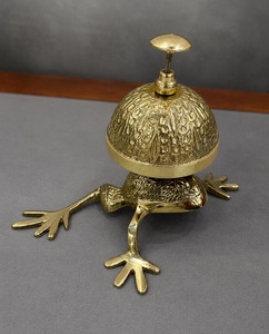 Cloche de bureau en laiton artisanale dorée polie, sonnette décorative pour la maison, le bureau ou la décoration de table - Product Image 1