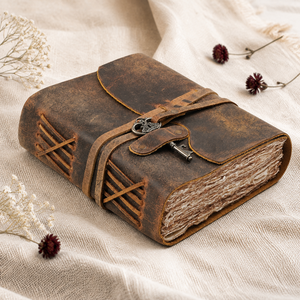Carnet artisanal vintage en cuir véritable, reliure cousue main, fermoir métallique, 200-400 pages, sans acide - Product Image 1
