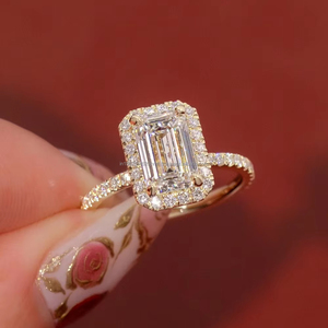 Elegante Anillo de Diamantes con Corte Esmeralda en Oro Amarillo |   Anillo de Compromiso con Piedra Lateral y Diamantes Brillantes, Joyería Fina de Lujo - Product Image 1