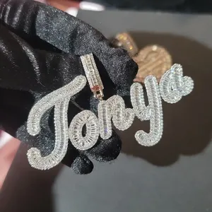 Colgante personalizado de hip hop en plata de ley 925 con diamantes de moissanita VVS que pasan la prueba, colgante con nombre en letras para hombre. - Product Image 1