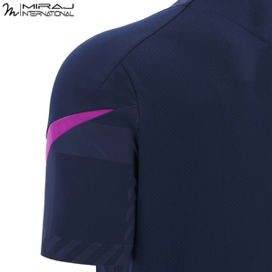 Camiseta Deportiva Premium Color Azul Marino Oscuro con Patrón a Cuadros Tonales y Detalles de Rayas Rosas, OEM ODM, Secado Rápido, Estilo Rugby - Product Image 6