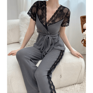 Elegante Conjunto de Loungewear de Dos Piezas con Tejido Acanalado y Encaje Floral: Top Cruzado con Cuello en V y Cinturón de Lazo, y Pantalones de Pierna Ancha - Product Image 2