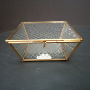 Boîte à bijoux décorative en laiton/verre, boîte à bijoux de forme unique pour bagues et colliers, rangement de table - Product Image 1