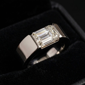 Anillo de Hombre con Diamante Cultivado en Laboratorio de 3 Quilates, Oro Blanco de 10K, Corte Esmeralda, Media Montura, Banda Moderna, Certificado IGI, Rodio - Product Image 1