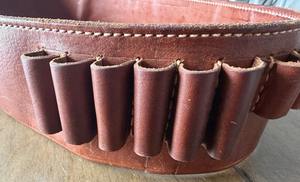 Cinturón de Cartuchos MOLLE de Cuero Marrón Vintage con 32 Lazos, Cinturón de Transporte de Municiones Resistente para 10 Cartuchos, Ideal para Expediciones de Caza de Larga Duración - Product Image 4