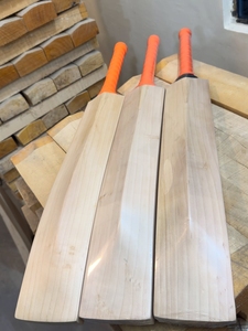 Bate de béisbol de alta calidad de mimbre inglés liso, beige, hecho a mano, con empaque premium y agarre cómodo. - Product Image 4