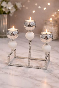 Elegante candelabro de metal dorado y vidrio, centro de mesa decorativo de primera calidad, perfecto para decoración del hogar y celebraciones, procedente de la India. - Product Image 2