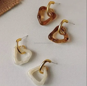 Nueva colección de pendientes de resina de joyería para niñas, pendientes de uso de regalo con logotipo personalizado del fabricante indio - Product Image 1