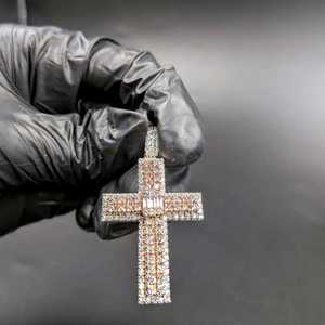 Pendentif Moissanite Bicolore en Argent Sterling 925, Bijou Religieux Croix Chrétienne, Cadeau de Baptême, Style Rappeur, Diamant Dvars - Product Image 1