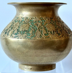 Vase kalash en laiton orné, décoré de figures 3D en relief représentant des divinités hindoues sur le corps du récipient, disponible à prix de gros. - Product Image 5