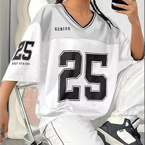 เสื้อยืดครอปทรงอเมริกันฟุตบอลสำหรับผู้หญิง ทรงโอเวอร์ไซส์ ระบายอากาศได้ดี แฟชั่นกีฬา พิมพ์หมายเลขทีมสโมสร ไซส์พลัส - Product Image 1