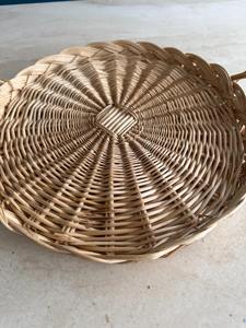 Grand plateau rond en rotin, idéal pour une présentation en centre de table sur une table à manger ou une table basse, avec des bougies ou des objets décoratifs. - Product Image 5