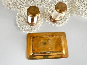 Juego de salero y pimentero de nácar y metal dorado, vajilla de lujo para decoración de mesa festiva durante ocasiones especiales - Product Image 3