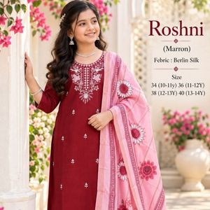 Ensemble de costume en soie brodée de créateur pour filles, style Berlin, avec dupatta imprimé motif litchi et détails floraux brodés au fil, et pompons - Product Image 1