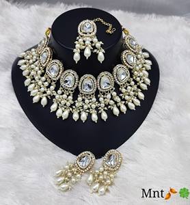 Ensemble de bijoux traditionnels Kundan en alliage de zinc doré pour femme, collier et boucles d'oreilles pendantes en perles blanches foncées, pour mariée et mariage - Product Image 6