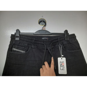 Pantalones cortos de mezclilla resistentes para hombre, hechos con mezclilla de algodón premium, ajuste holgado y cómodo, perfectos para aventuras, camping y estilo urbano. - Product Image 3