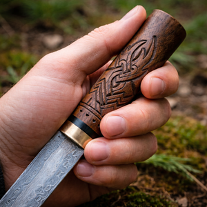 Couteau de camping Viking fait main, lame en acier à haute teneur en carbone, style médiéval nordique, cadeau EDC, manche en bois, fourreau en cuir gravé - Product Image 4