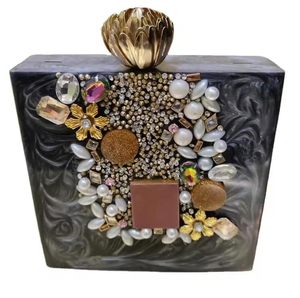 Pochette en résine abstraite Bold Beauty avec finition brillante, fermeture magnétique étanche, décorée de diamants et de fleurs - Product Image 2