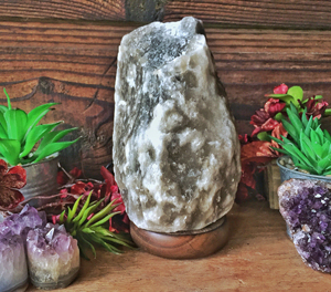 Lampe de Sel de l'Himalaya Grise en Pierre de Cristal Naturelle, Veilleuse pour la Décoration Intérieure, Idéale pour la Chambre, le Salon et les Présentoirs - Product Image 6