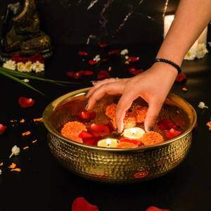 Urli Clásico de Latón Martillado Estilo Art Deco en Dorado para Graduación y Cumpleaños - Product Image 6