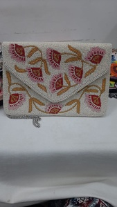 Bolso de Mano FAIZA CRAFT Hecho a Mano con Cuentas Rojas y Flores, Bolso Rectangular Tipo Sobre con Correa de Cadena Dorada y Bordado en Punto de Cruz - Product Image 3