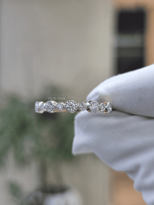 Anillo de Oro Rosa de 14k con Diamante Cultivado en Laboratorio, Certificado IGI, VVS2, 0.27ct, Engaste Alternado en Bisel, Estilo Aniversario para Mujer - Product Image 2