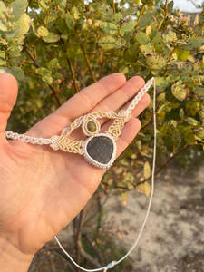 สร้อยคอไม้มาคราเม่ประดับควอตซ์และทองคำเปลว งานแฮนด์เมด สไตล์มินิมอล ประดับด้วยอัญมณีธรรมชาติ ปรับขนาดได้ รูปทรงผีเสื้อไม้ไผ่ - Product Image 3