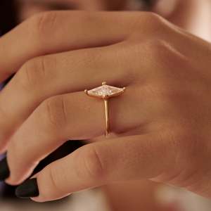 Anillo de Compromiso Minimalista con Diamante Corte Marquesa Chapado en Oro de 14K para Mujer - Product Image 6