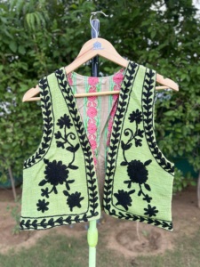 Chaleco Corto de Punto para Mujer, Hecho a Mano, con Bordado TNT |   Chaqueta sin mangas con bordado floral |   Chaleco Étnico Artesanal - Product Image 5