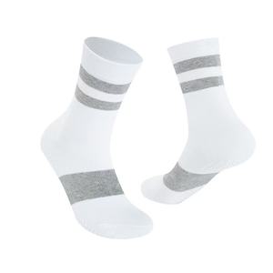 Chaussettes de yoga noires pour femmes, mi-mollet, en coton, antidérapantes avec silicone, pour fitness intérieur, Pilates, sport, chaussettes longues à grip - Product Image 4