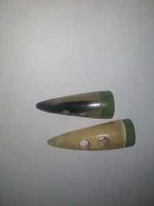 Boutons à bascule artisanaux en corne de buffle polie, écologiques, motif croix, origine Inde, 2 trous, pour couture de vêtements - Product Image 4