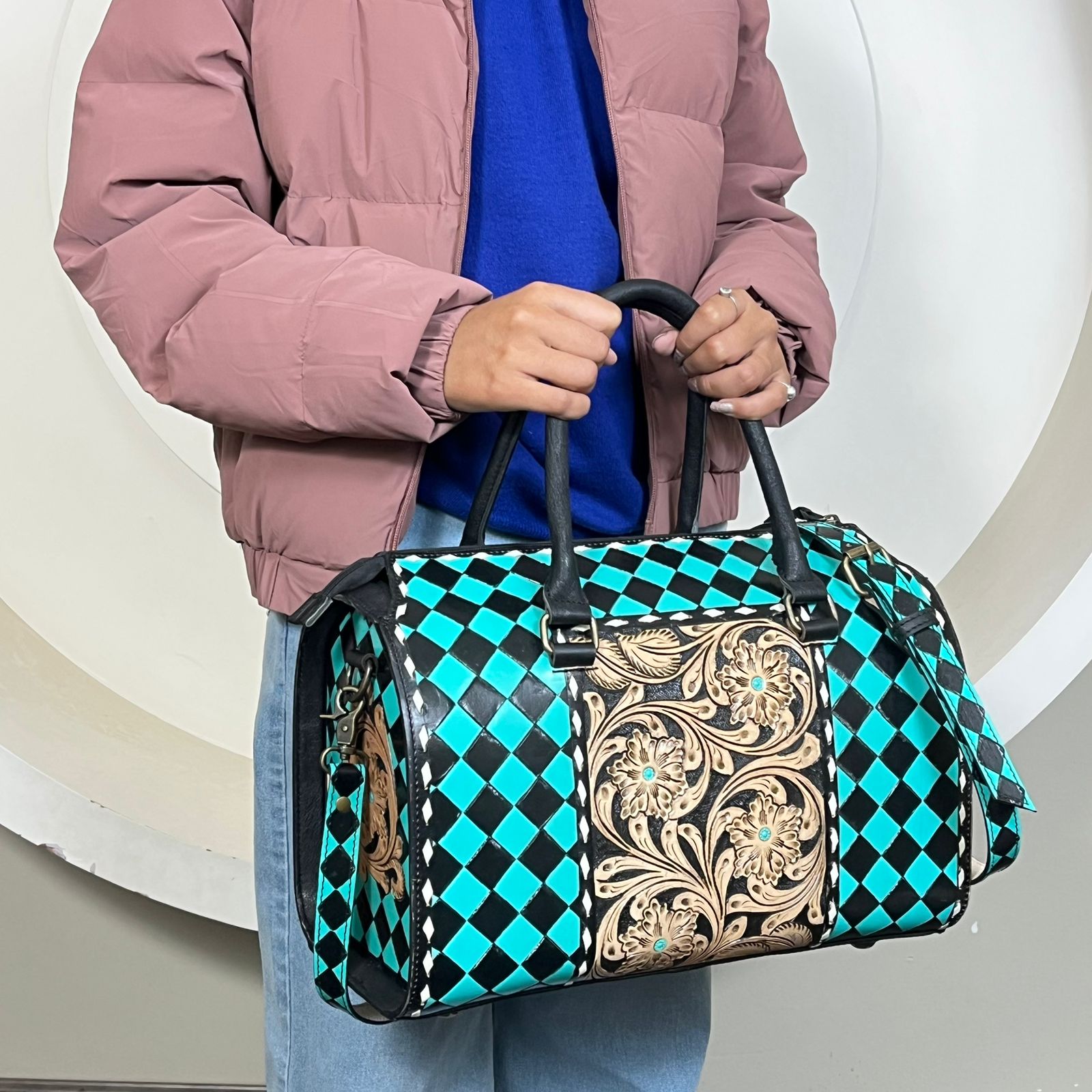 Turquoise et carreaux noirs