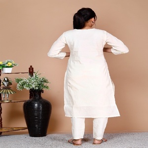 Conjunto de Kurta de Boda Tradicional India/Pakistaní de Algodón Blanco Elegante para Mujer NIYANI, Bordado Floral Delicado, Dupatta Suave - Product Image 5