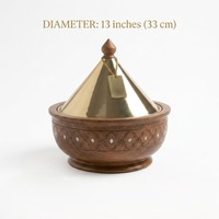 Casserole en bois de style tajine marocain avec couvercle conique en laiton, boîte à chapati à motif ajouré avec étiquette dorée
