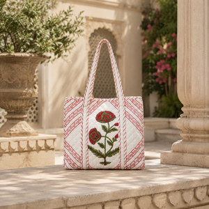 Hermosa Bolsa Grande de Algodón Acolchado con Estampado Floral Rojo Hecho a Mano en Jaipur para Mujeres y Compradoras de Boutiques - Product Image 1