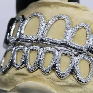Grillz personnalisés modernes avec pierres en moissanite en argent sterling 925, accessoire dentaire de luxe pour hommes et femmes - Product Image 1