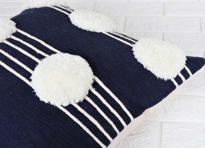 Housse de coussin carrée tuftée à la main, texture bohème bleue et ivoire avec pompons, pour canapé, décoration intérieure, à prix avantageux - Product Image 5