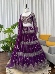Ensemble Lehenga avec broderie de fils et de paillettes, modèle de designer à grand évasement de 3,5 mètres, spécial célébrations - Product Image 5