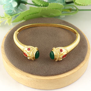 Brazalete de ónix verde de inspiración antigua con detalles de cuarzo rubí y circonita cúbica, brazalete abierto de latón chapado en oro, joyería unisex. - Product Image 3