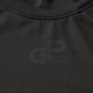 Camiseta de compresión de secado rápido avanzada para entrenamiento de fútbol, tela que garantiza flexibilidad y control del sudor durante todo el día. - Product Image 5