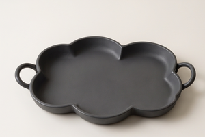 Plateau de service en métal biologique en forme de nuage, noir mat, avec poignées en boucle, vaisselle de luxe pour la maison et le salon - Product Image 3