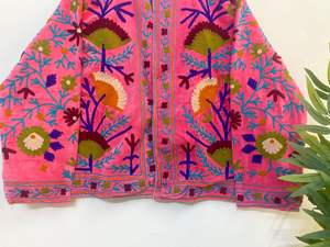 Veste matelassée de luxe en velours pour femme avec col mandarin Suzani – Broderie botanique colorée sur mesure cousue à la main - Product Image 2