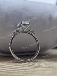 Anillo de compromiso de moissanita VVS, corte radiante, con piedras laterales de corte redondo, anillo de boda para mujer - Product Image 4