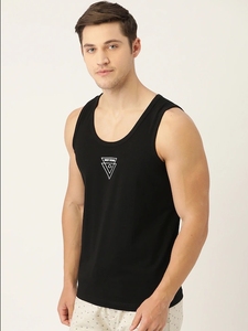 Camiseta sin mangas de algodón negra para hombre, cuello redondo, color sólido, transpirable, informal, con logo impreso en la parte delantera - Product Image 2