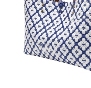 Sac à main en plastique tissé blanc et bleu marine de créateur, avec une bandoulière en cuir marron de qualité supérieure, pour femme - Product Image 4