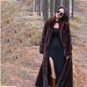 Manteau long élégant haut de gamme Nesta Sports pour femme avec col de style nouveau, style décontracté, imitation fourrure de vison, doublure en polyester - Product Image 1