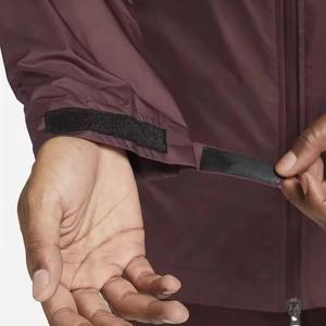 Chaqueta Cortavientos con Capucha Personalizada para Hombre, Impermeable, Ligera, Deportiva, Informal, con Cierre, Color Borgoña, Estilo Urbano - Product Image 5