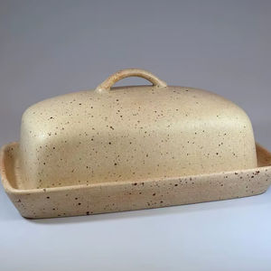 Mantequillera Rústica Moteada con Tapa Abombada y Asa, Bandeja Profunda para Servir, Mantequillera Duradera con Acabado Glaseado para Encimera de Cocina - Product Image 1